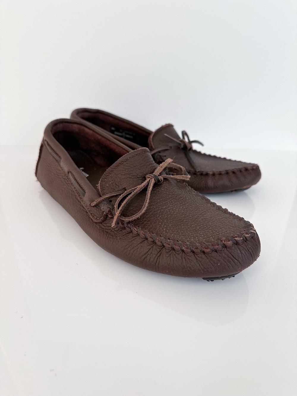 Minnetonka Men's Leather Moccasin Loafer Size 10 Driving Shoe Chocolate Brown
